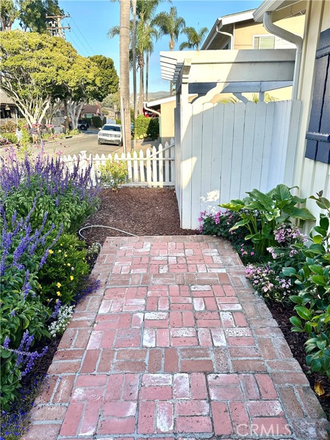 425 Monterey Drive, Laguna Beach CA: https://media.crmls.org/medias/18b67d4f-cc05-4f9b-bfd9-a1e9d75efa06.jpg