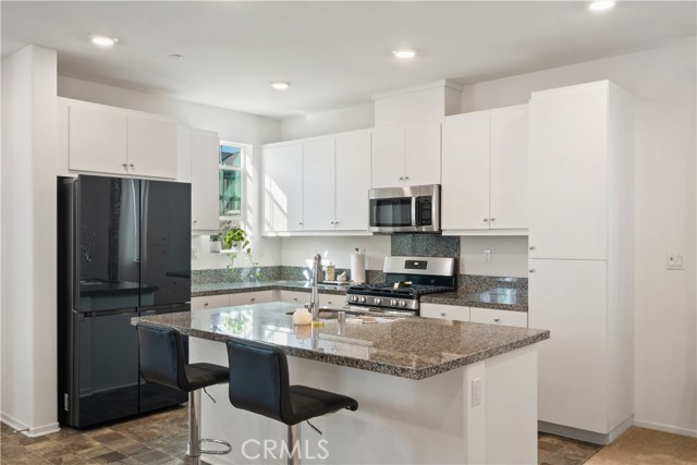 Detail Gallery Image 6 of 36 For 5604 Altamura Way #10,  Fontana,  CA 92336 - 4 Beds | 3 Baths