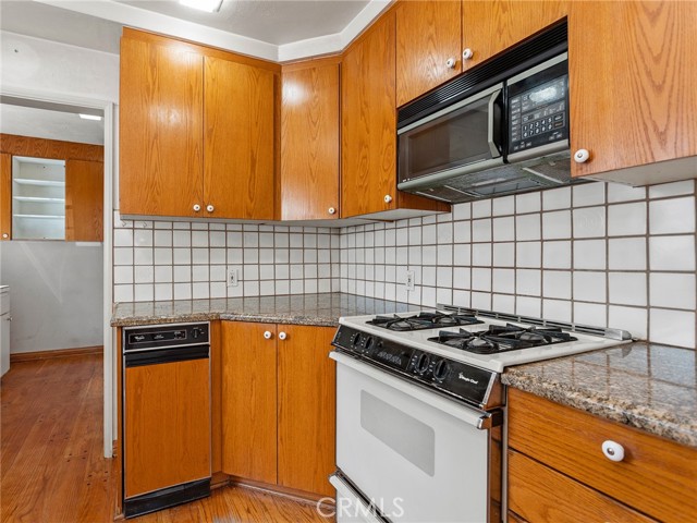 10348 Woodbridge Street, Toluca Lake CA: https://media.crmls.org/medias/18b8a38d-db96-4c96-a72d-94dc6becd173.jpg