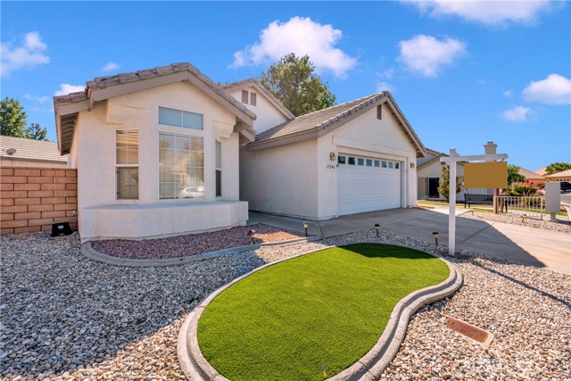 11246 Pleasant Hills Drive, Apple Valley CA: https://media.crmls.org/medias/18b8dbc1-cfd0-4fb2-897f-fc89b52ad4d7.jpg