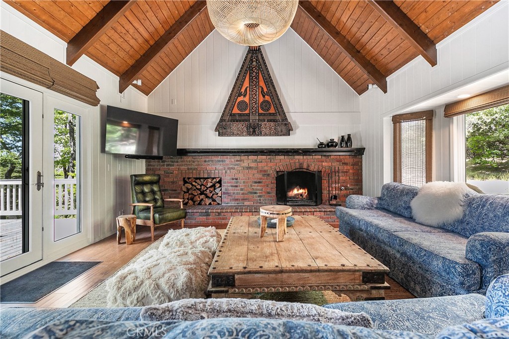 https://media.crmls.org/medias/18b96dcc-5883-4ad0-a47c-6bf8a448f1d6.jpg?preset=X-Large