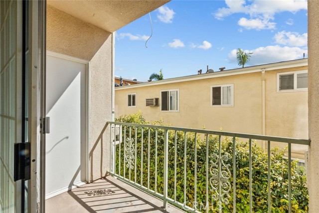 Detail Gallery Image 14 of 32 For 4348 Mammoth Ave #102,  Sherman Oaks,  CA 91423 - 2 Beds | 2/1 Baths
