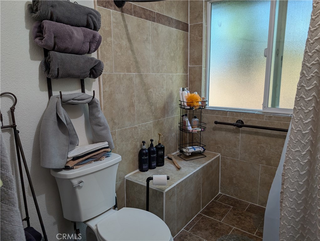 https://media.crmls.org/medias/18c1fc76-b521-4781-a404-48307d291d84.jpg?preset=X-Large