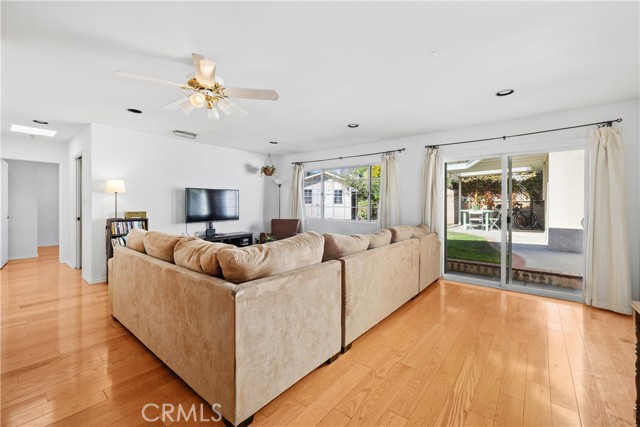 Detail Gallery Image 15 of 39 For 17419 Leadwell, Lake Balboa,  CA 91406 - 4 Beds | 2 Baths