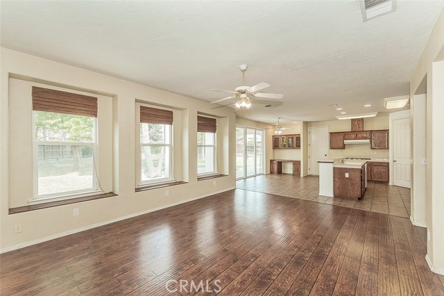 Detail Gallery Image 12 of 75 For 1377 Fenmore, Sanger,  CA 93657 - 4 Beds | 3 Baths