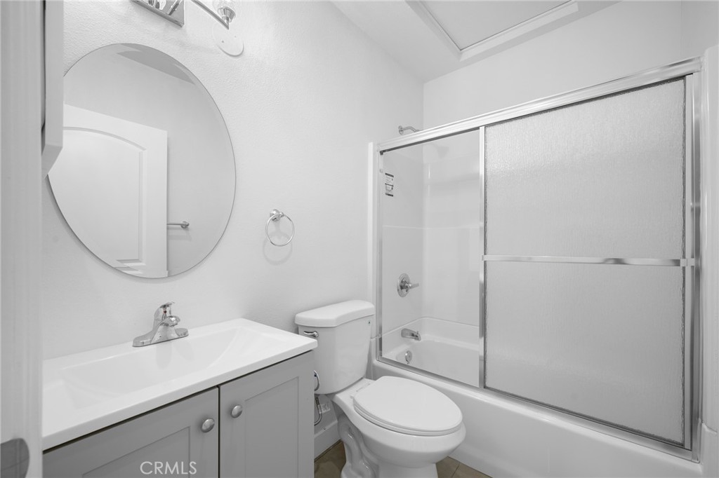 https://media.crmls.org/medias/18c705e1-cecd-41fc-a1b3-273cdda885c3.jpg?preset=X-Large