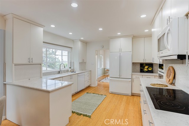 Detail Gallery Image 14 of 45 For 523 Meadows Dr., Glendale,  CA 91202 - 4 Beds | 4 Baths