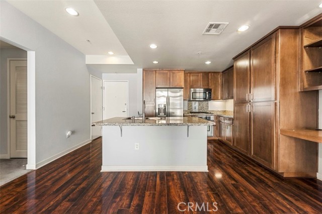 Detail Gallery Image 5 of 24 For 21301 Erwin St #516,  Woodland Hills,  CA 91367 - 2 Beds | 2 Baths