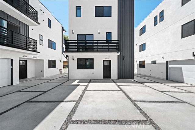 6702 Kester Avenue, Van Nuys CA: https://media.crmls.org/medias/18ca9156-f33a-4141-9959-591a816aa978.jpg