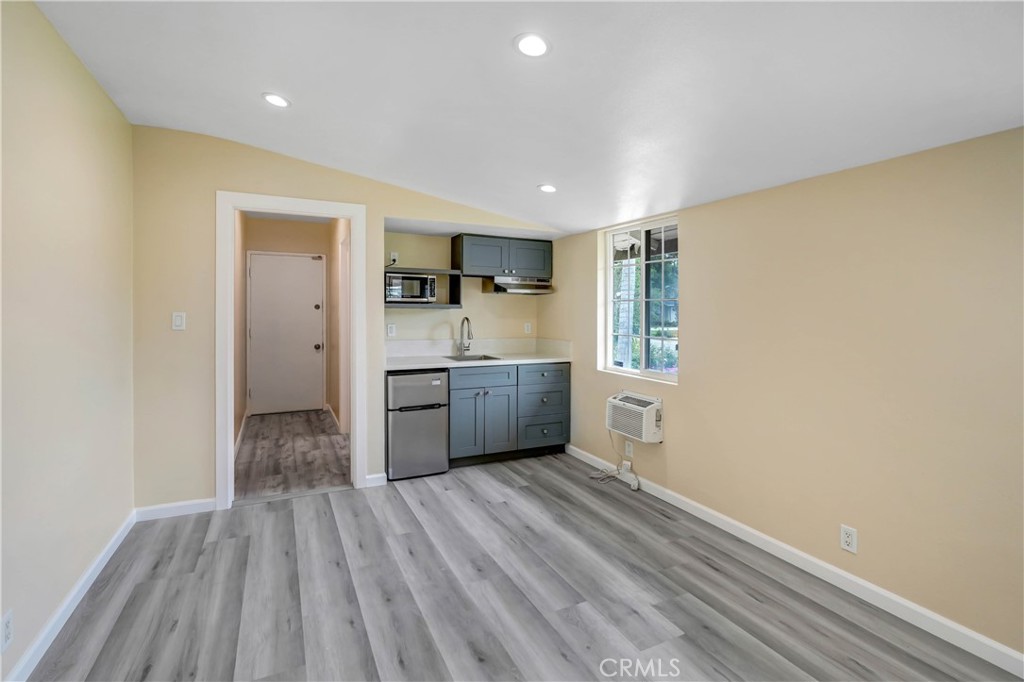 https://media.crmls.org/medias/18cb1cf2-1d1a-4a4b-a00c-83e45d733ee7.jpg?preset=X-Large
