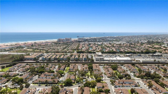 8195 Pawtucket Drive, Huntington Beach CA: https://media.crmls.org/medias/18cc8baf-1093-4413-83d8-f140e367a10c.jpg