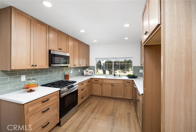 Detail Gallery Image 8 of 21 For 10012 Glade Ave, Chatsworth,  CA 91311 - 3 Beds | 2 Baths