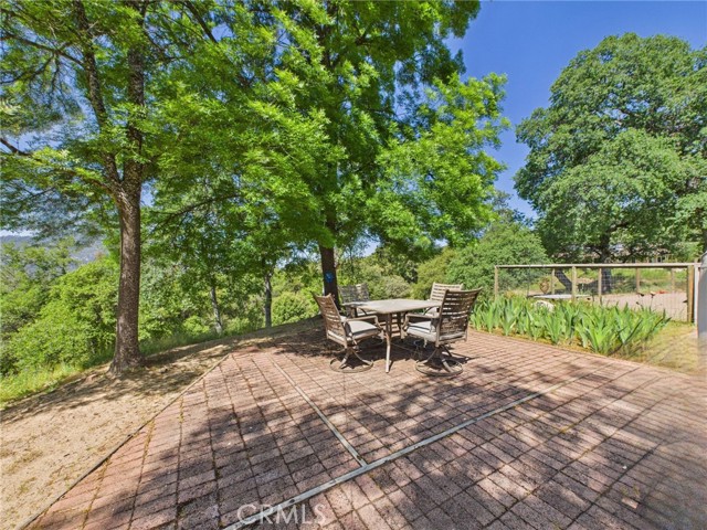 40170 Hillsborough Loop, Oakhurst CA: https://media.crmls.org/medias/18cf6b11-6b3b-41ad-8d30-8ce8cac2d015.jpg