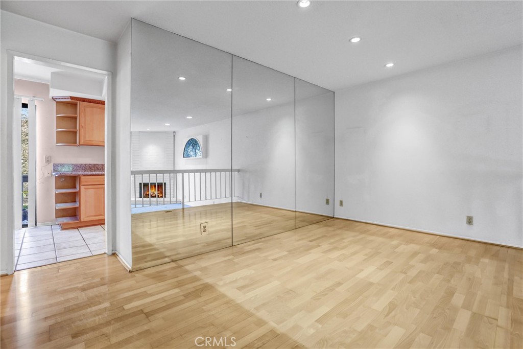 https://media.crmls.org/medias/18cfebef-f8a5-4fea-a9c6-a4512a85ce90.jpg?preset=X-Large