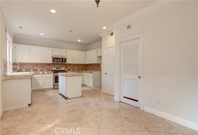 Detail Gallery Image 8 of 27 For 1472 Goldeneagle Dr, Corona,  CA 92879 - 4 Beds | 2/1 Baths