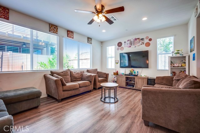 Detail Gallery Image 4 of 19 For 24229 Hazelnut Ave, Murrieta,  CA 92562 - 3 Beds | 2/1 Baths