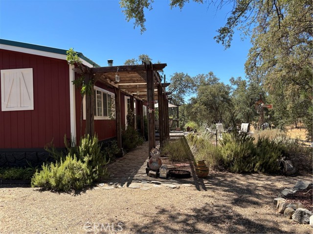 4060 Indian Peak Road, Mariposa CA: https://media.crmls.org/medias/18d37339-eb57-45d5-bd54-68f79cda17ea.jpg