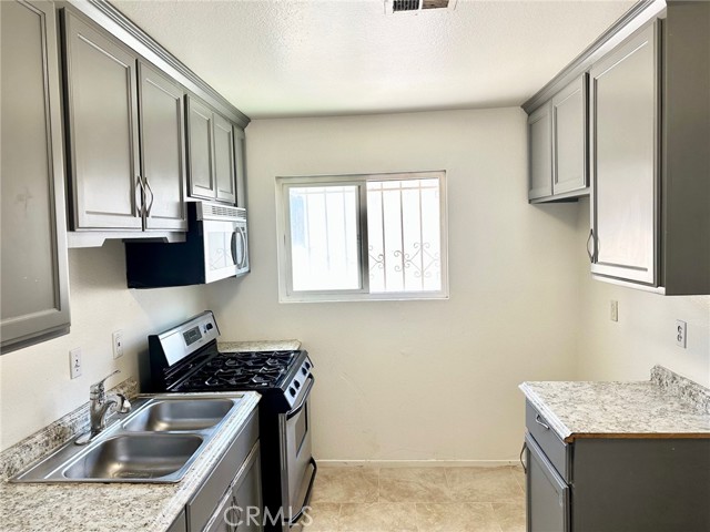 Detail Gallery Image 6 of 17 For 25180 5th St #191,  San Bernardino,  CA 92410 - 2 Beds | 2/1 Baths