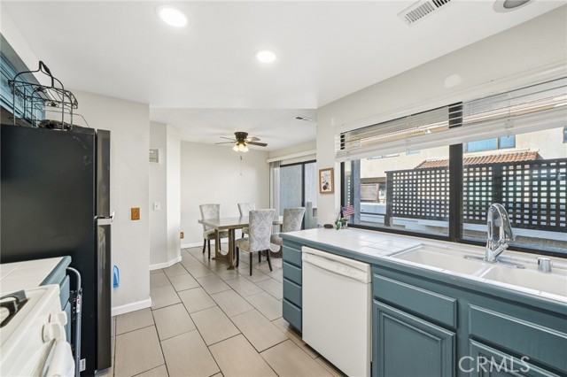 Detail Gallery Image 10 of 23 For 10 Deerpath, Pomona,  CA 91766 - 2 Beds | 2 Baths