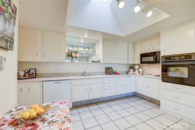 Detail Gallery Image 16 of 46 For 13720 Saint Andrews Dr 45k,  Seal Beach,  CA 90740 - 1 Beds | 1 Baths