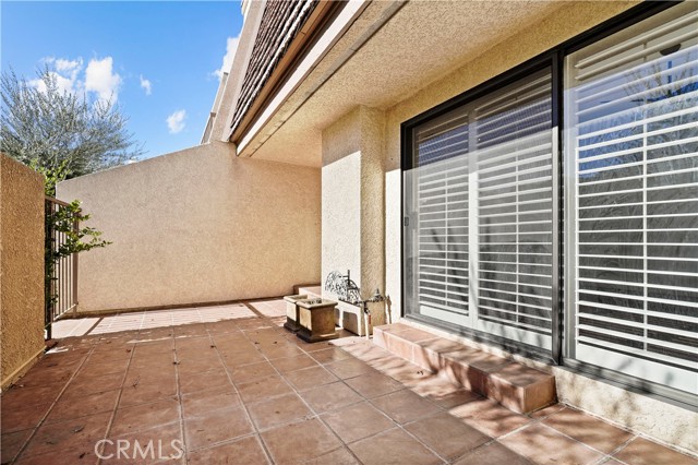 Detail Gallery Image 4 of 28 For 18409 Collins Street #D,  Tarzana,  CA 91356 - 2 Beds | 2/1 Baths