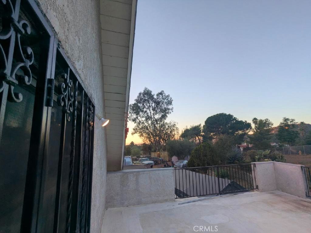 https://media.crmls.org/medias/18d9cbf7-2307-4eef-9357-94f57ff380fa.jpg?preset=X-Large