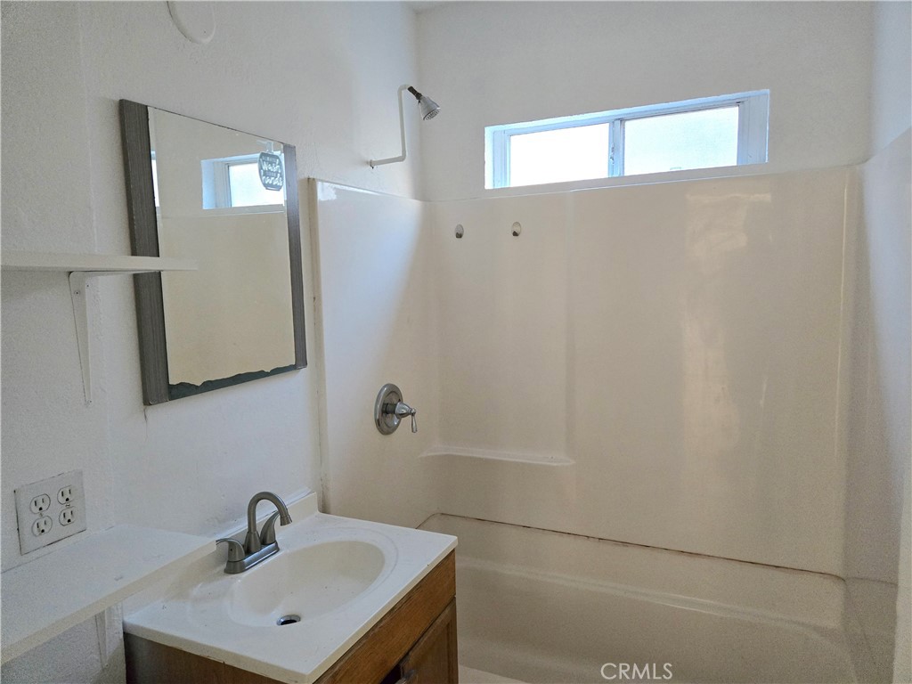https://media.crmls.org/medias/18d9fe9c-a401-4c67-9aef-e2171590c702.jpg?preset=X-Large