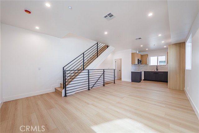 Detail Gallery Image 18 of 26 For 5209 W 20th St #2,  Los Angeles,  CA 90016 - 3 Beds | 3/1 Baths