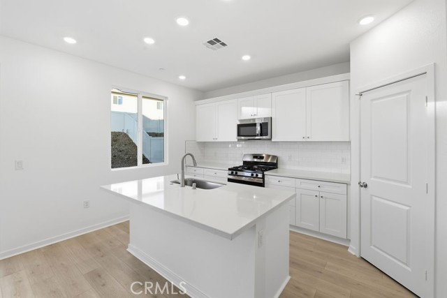 Detail Gallery Image 3 of 28 For 33202 Damask Ln, French Valley,  CA 92596 - 3 Beds | 2/1 Baths