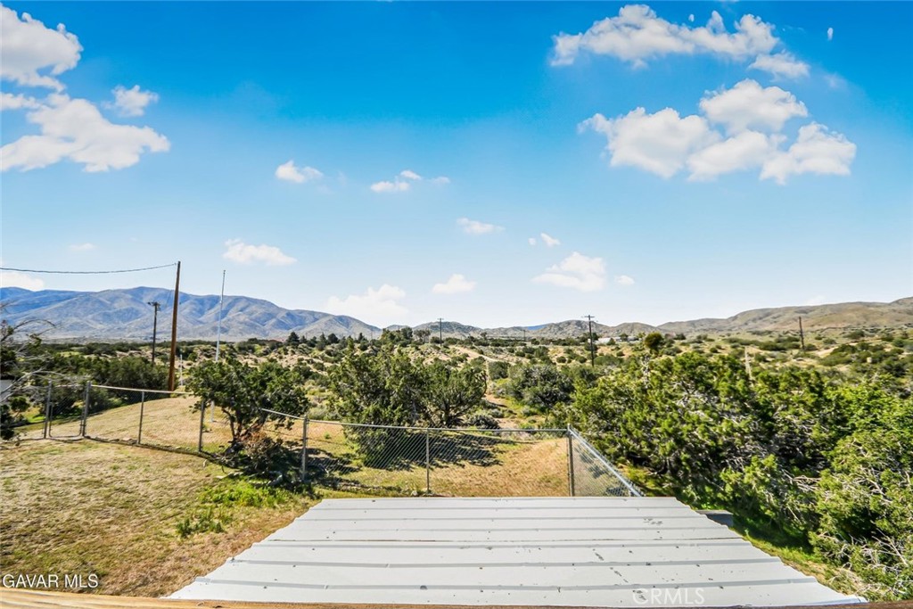 https://media.crmls.org/medias/18de3a6c-f657-4bf7-b6bc-da78b2a28890.jpg?preset=X-Large