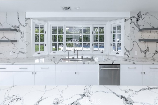 6037 Little Oak Lane, Woodland Hills CA: https://media.crmls.org/medias/18e16ed3-64e2-4407-8be2-87c011ecd585.jpg