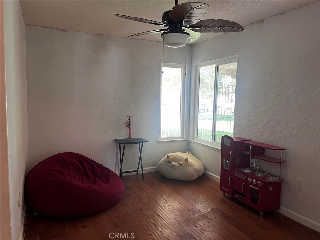 https://media.crmls.org/medias/18e2dfad-228c-43cb-ace3-15dafff4b27e.jpg?preset=X-Large