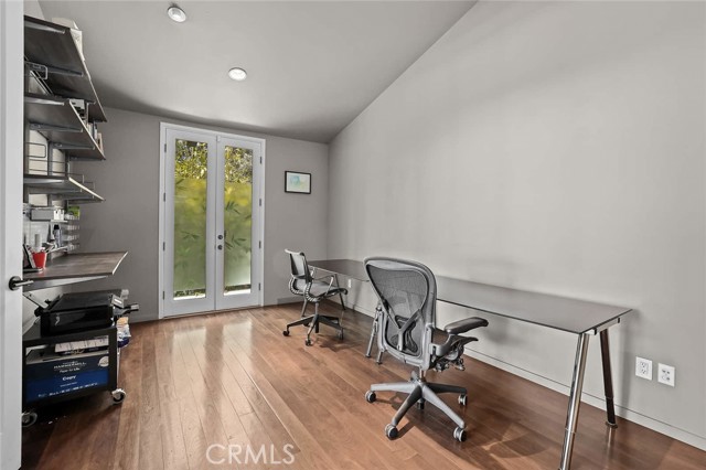 2420 Bowmont Drive, Beverly Hills CA: https://media.crmls.org/medias/18e33dfb-1f8d-45ff-8369-ec82a20822e2.jpg