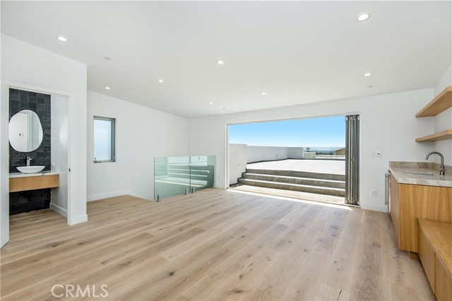 Detail Gallery Image 29 of 35 For 300 Manhattan Ave, Hermosa Beach,  CA 90254 - 5 Beds | 5/2 Baths