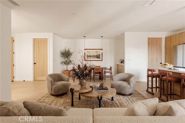 Detail Gallery Image 5 of 28 For 17852 Saticoy St, Reseda,  CA 91335 - 4 Beds | 3/1 Baths