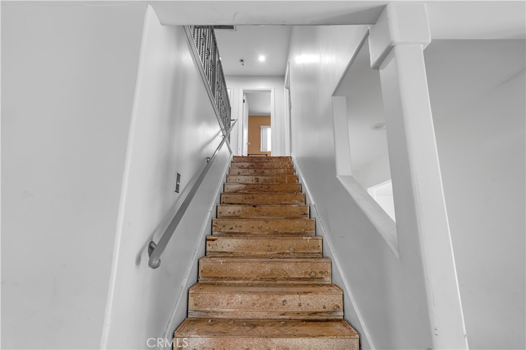 https://media.crmls.org/medias/18e79ad8-06e2-4efb-82cc-fa7cb5d0797d.jpg?preset=X-Large