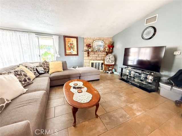 6712 La Jolla, Riverside CA: https://media.crmls.org/medias/18e828cc-3960-46a3-8f79-c2ee18e4c55e.jpg