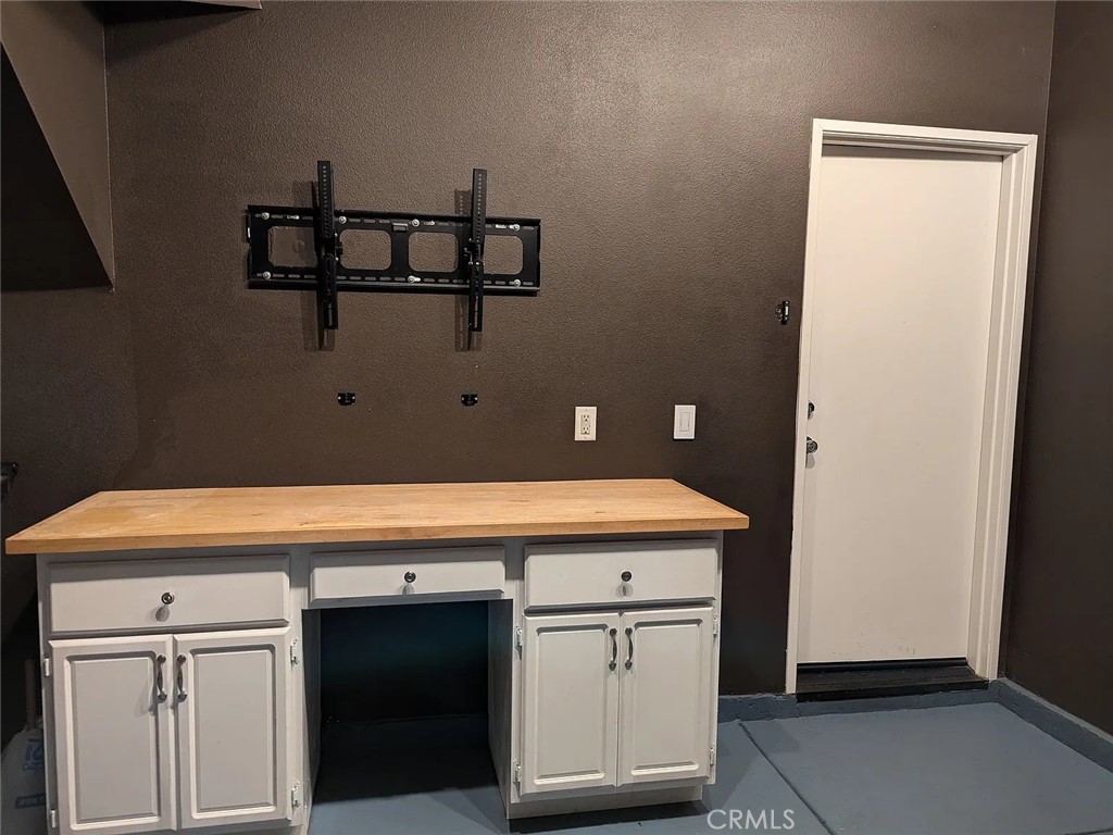 https://media.crmls.org/medias/18e8ad70-b7fc-454b-9e80-3f2069b2a586.jpg?preset=X-Large