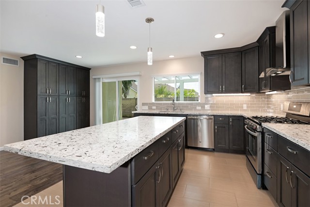 Detail Gallery Image 5 of 20 For 602 Carnation Dr, Placentia,  CA 92870 - 4 Beds | 2 Baths