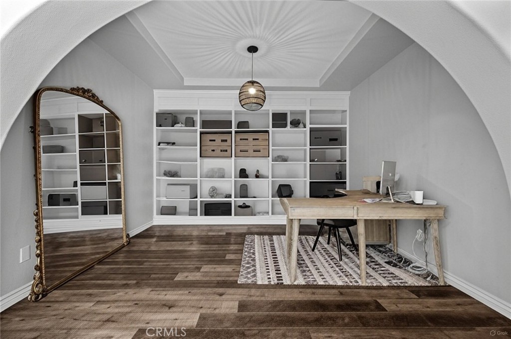 https://media.crmls.org/medias/18e9b3d1-08cd-408f-9193-b21148ebb750.jpg?preset=X-Large