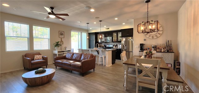 22013 Barrington Way, Saugus CA: https://media.crmls.org/medias/18eaf4e9-347d-403f-827c-34a0bc47b279.jpg