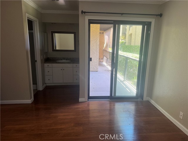 25651 Unit E Indian Hill Ln, Laguna Hills CA: https://media.crmls.org/medias/18ec9700-d06e-445c-a9d3-bfd17bf6e96c.jpg