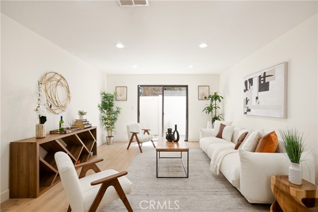 Detail Gallery Image 1 of 24 For 14803 Vanowen St #9,  Van Nuys,  CA 91405 - 2 Beds | 2 Baths