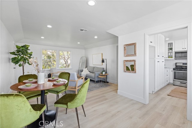 1208 East Glenoaks Boulevard, 7 photo 1