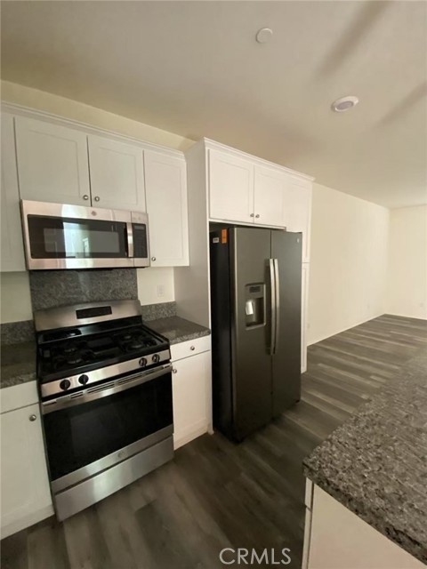 5901 Oatfield Avenue, Eastvale CA: https://media.crmls.org/medias/18f0ce9e-3b90-42f9-b30b-f2307256a120.jpg