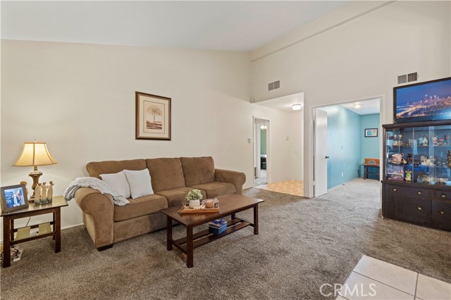 Detail Gallery Image 5 of 32 For 28004 Lakehurst Ave, Canyon Country,  CA 91351 - 4 Beds | 2 Baths