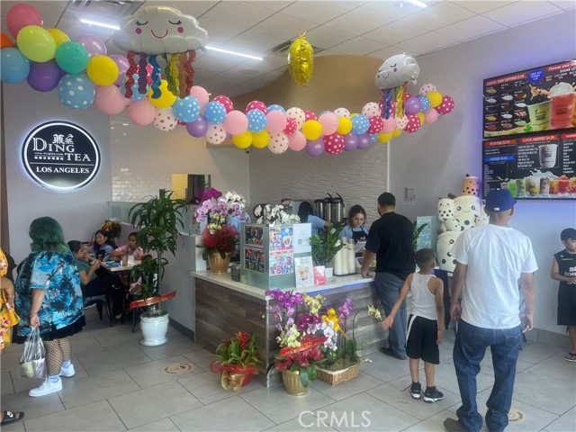 0, Los Angeles CA: https://media.crmls.org/medias/18f7af00-d775-4895-b639-b135c8271b60.jpg