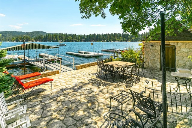 28061 North Shore Road, Lake Arrowhead CA: https://media.crmls.org/medias/18f99e44-7950-4df1-8fd0-ffb4afaeea33.jpg