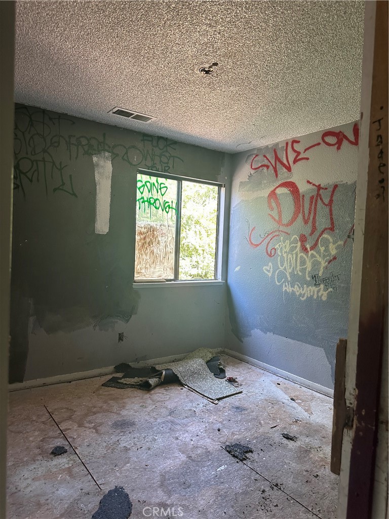 https://media.crmls.org/medias/18fc03e4-1016-4d10-aeb5-83728102e353.jpg?preset=X-Large