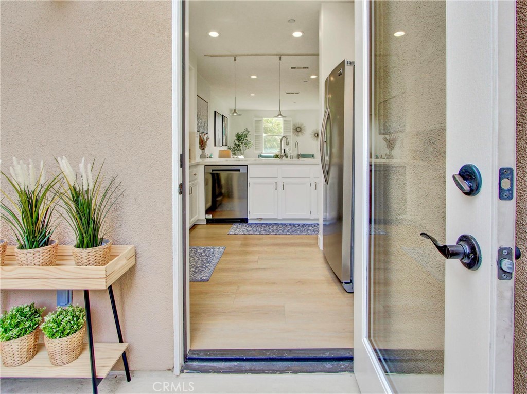 https://media.crmls.org/medias/18fc4086-a6d7-4862-9a00-63daeb8c48eb.jpg?preset=X-Large